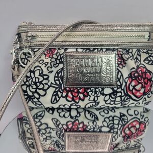 Vintage Coach Poppy Graffiti Silver Floreal Crossbody/ Wristlet.New. Never Used.